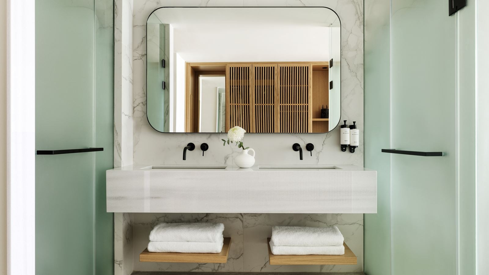 rooms-premium-sea-view-shared-pool-with-sofa-bed