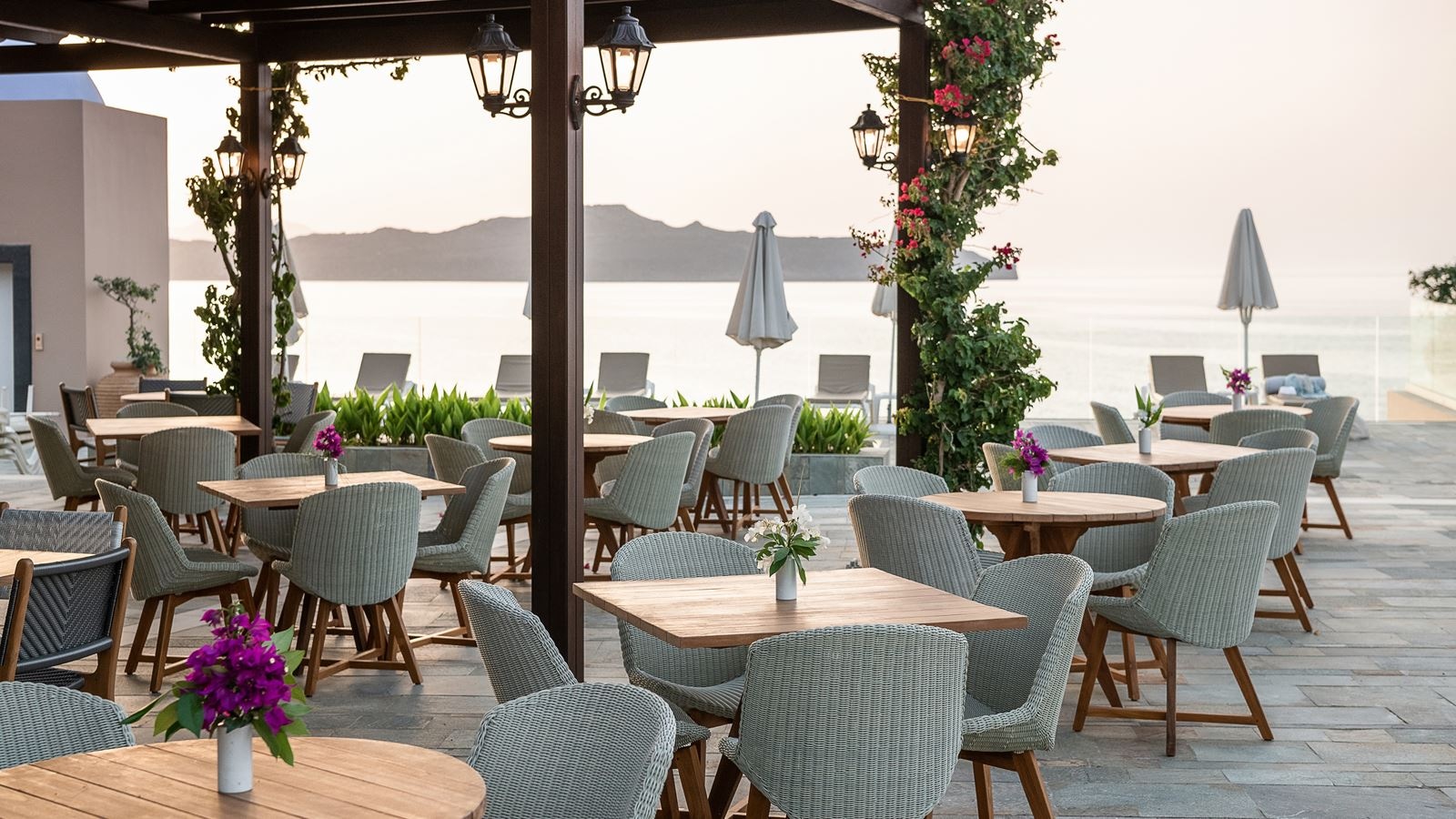 restaurants-almira-pool-bar--restaurant