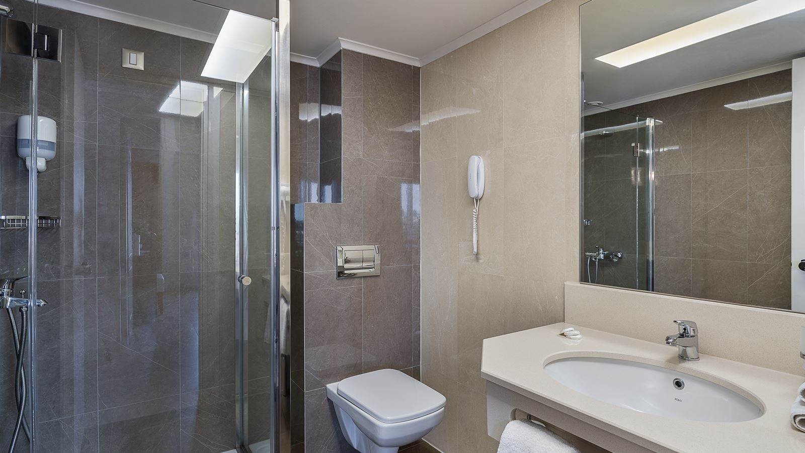 rooms-studio-pool-viewgarden-view