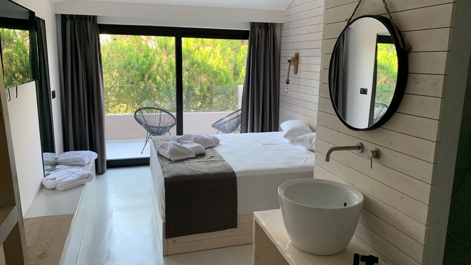 rooms-executive-room-with-landscape-view