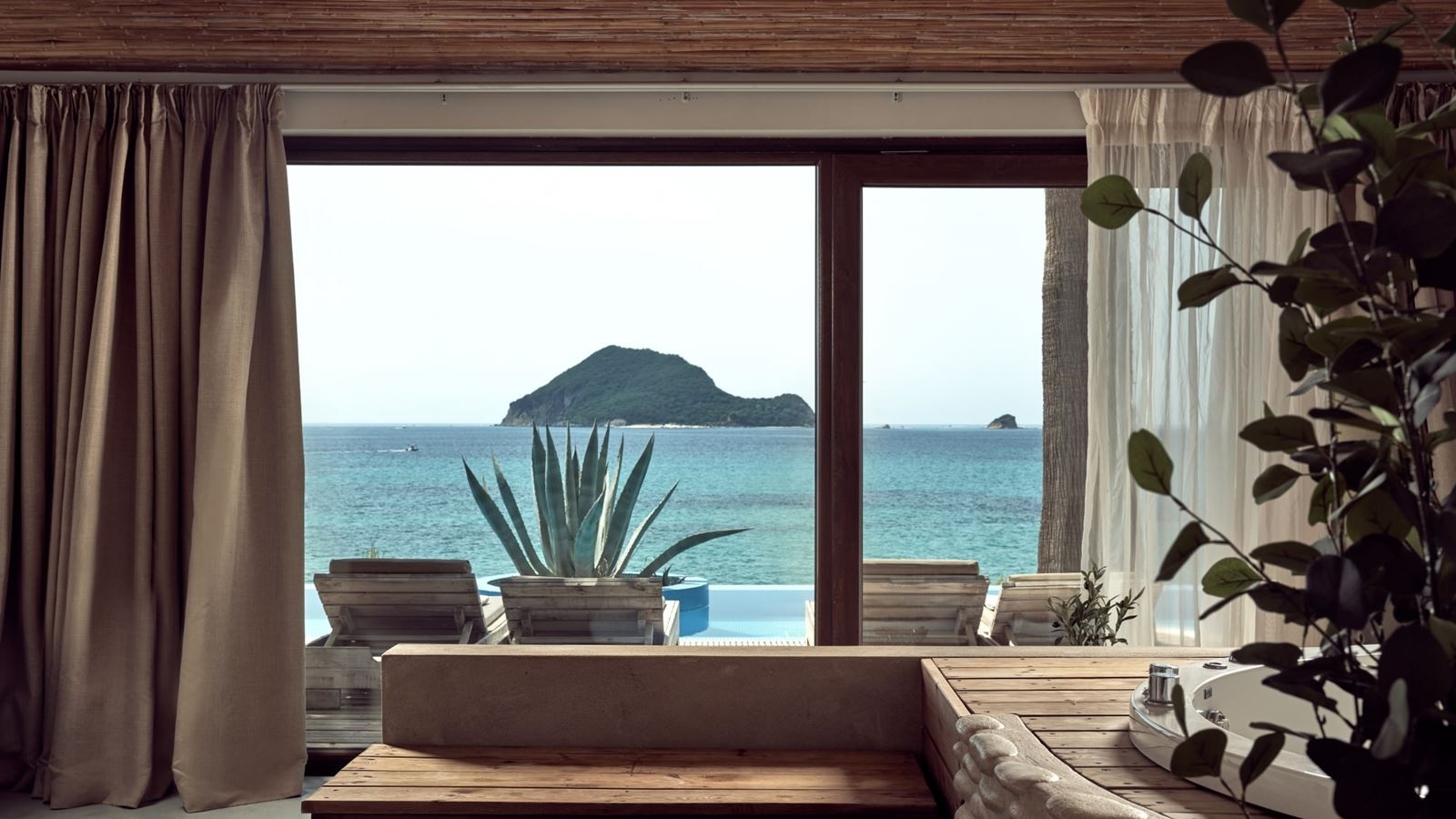 rooms-executive-junior-suite-with-sharing-pool--sea-view