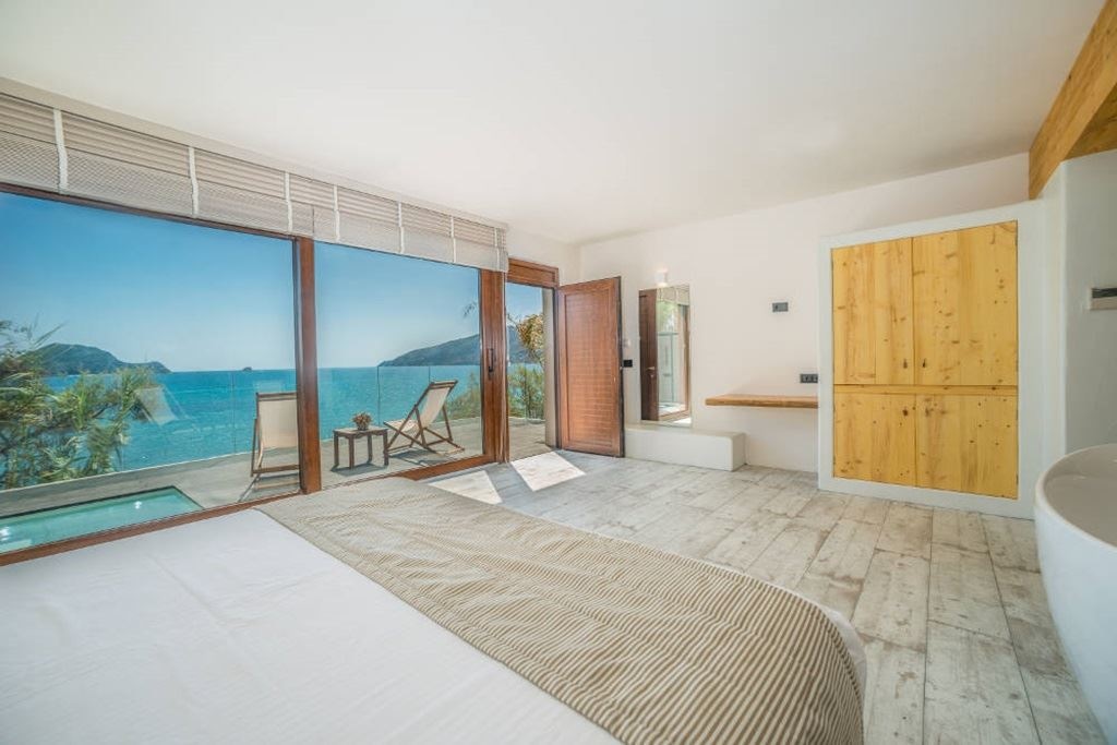 rooms-premium-junior-suite-with-outdoor-jetted-tub--sea-view