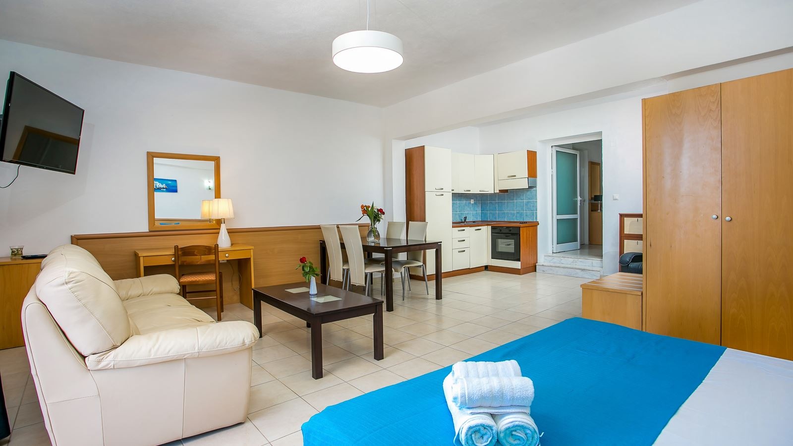 rooms-family-suite-with-balcony