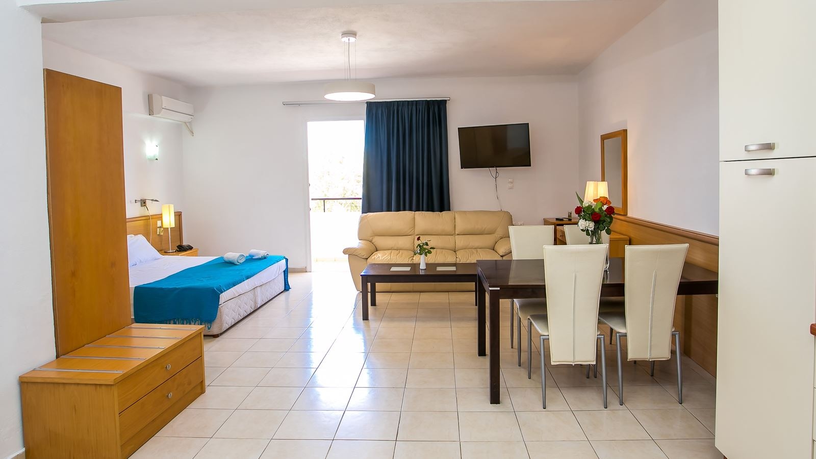 rooms-family-suite-with-balcony