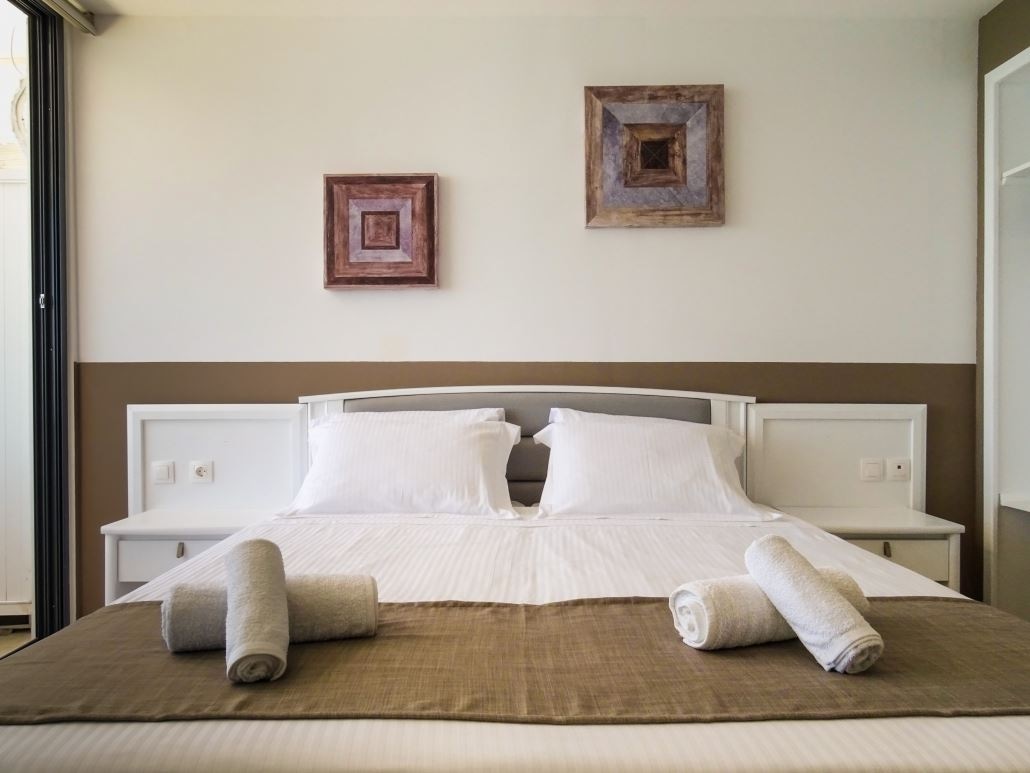 rooms-luxury-room-garden-view-balcony