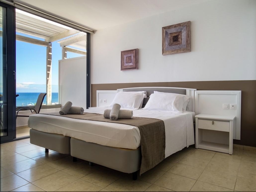 rooms-luxury-room-sea-view-balcony