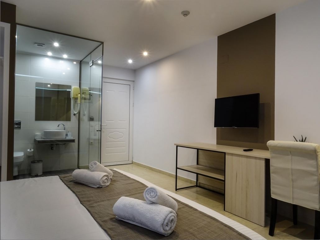 rooms-luxury-room-garden-view-balcony