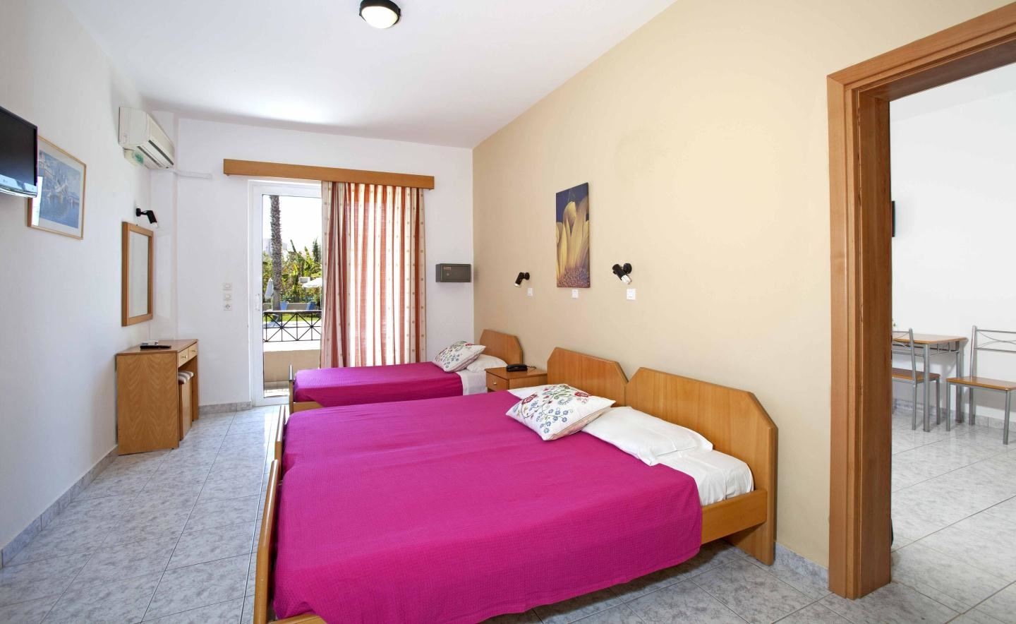 rooms-family-room-5-people