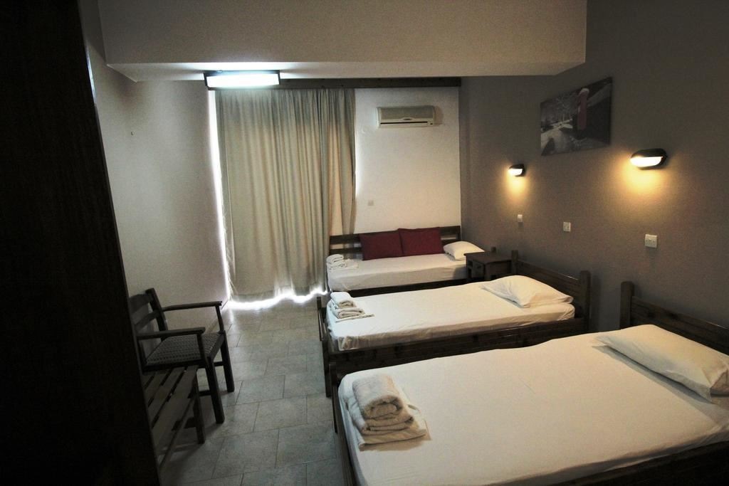 rooms-studio-triple-room