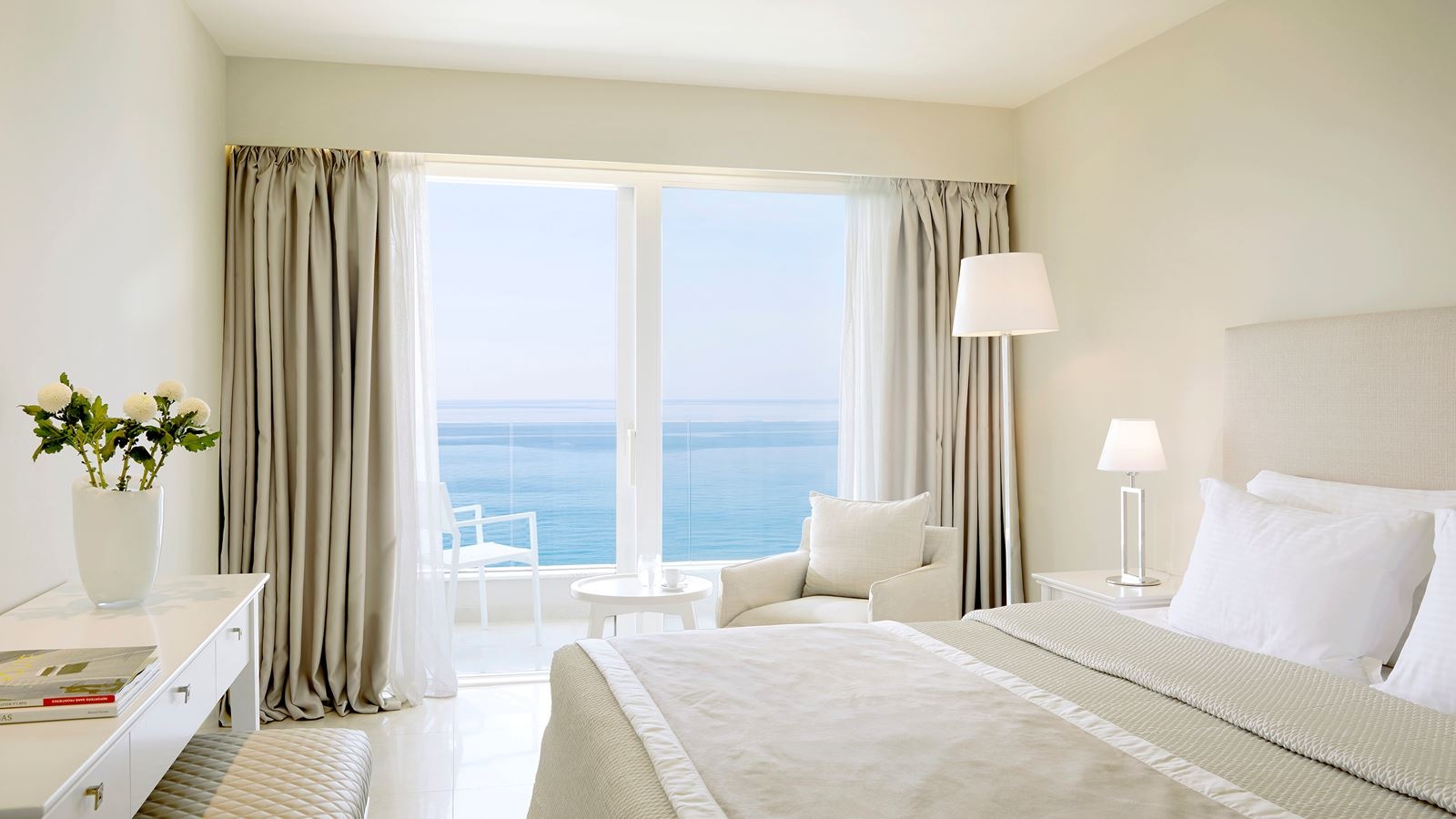 rooms-junior-suite-seaview-private-garden