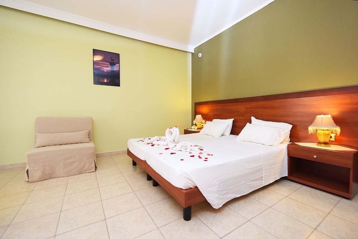 rooms-triple-standard-room-balcony-or-terrace