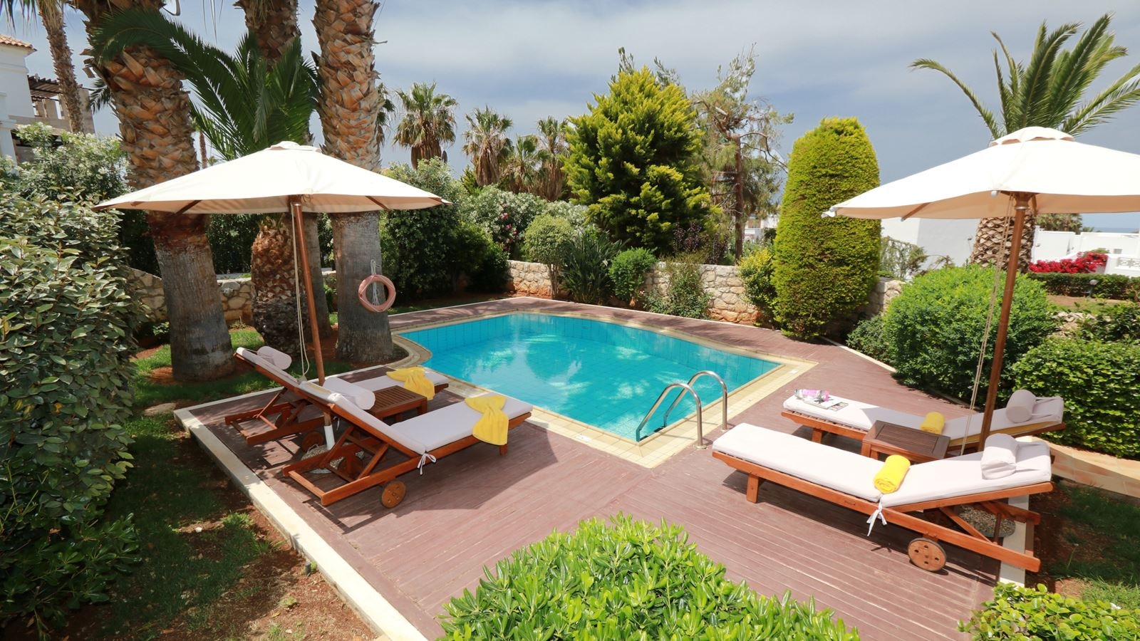 rooms-vip-suite-shared-pool