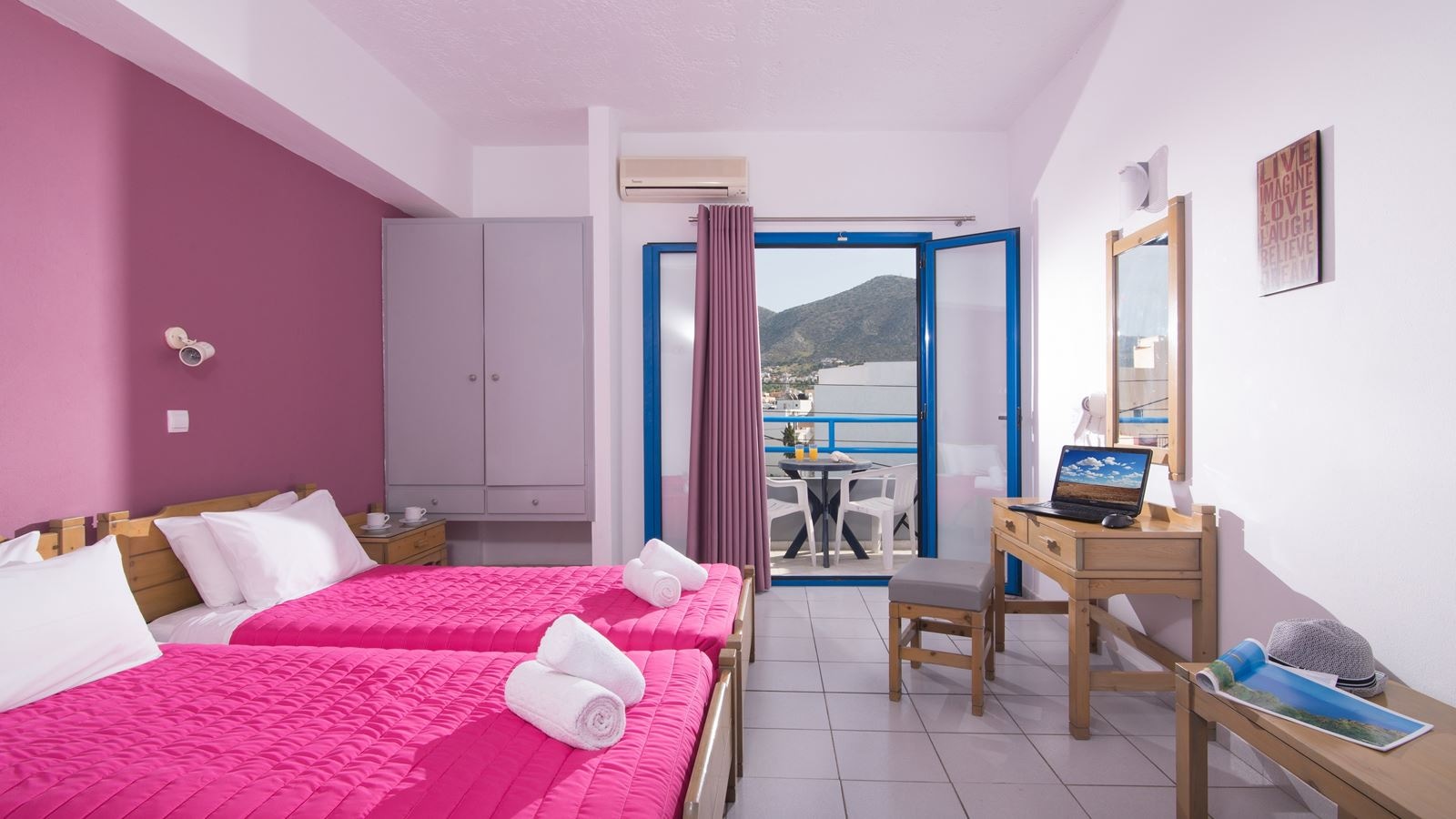 rooms-one-bedroom-apartment-with-mountain-view