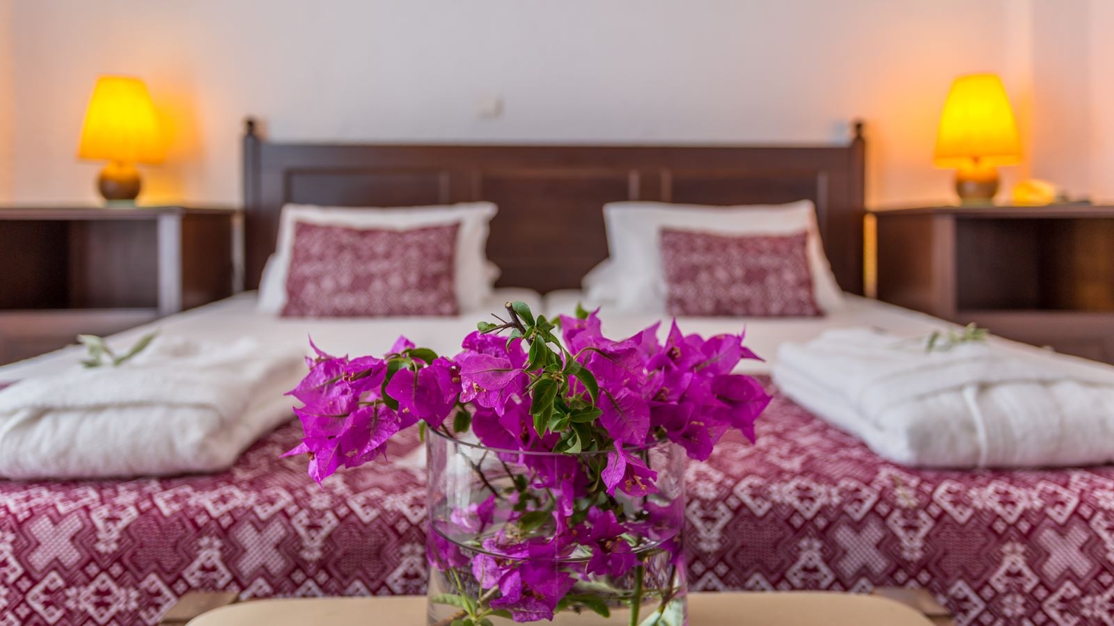 rooms-family-room-garden-view