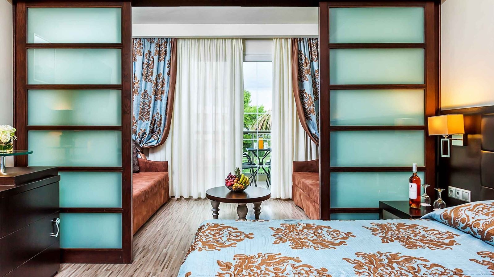 rooms-family-room-side-sea-view