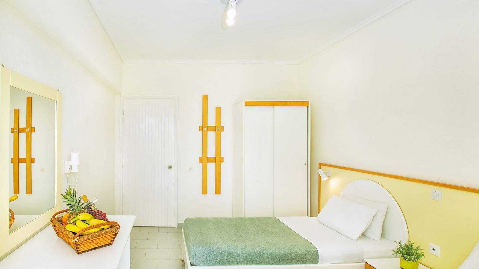 rooms-family-room-pool-view