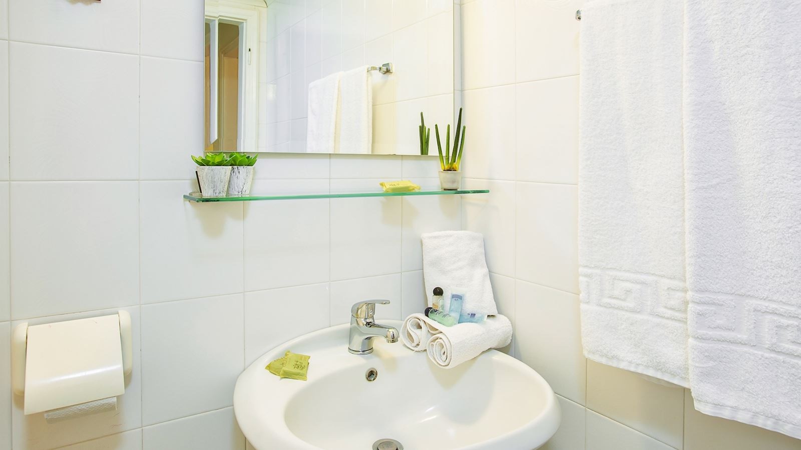 rooms-family-room-pool-view