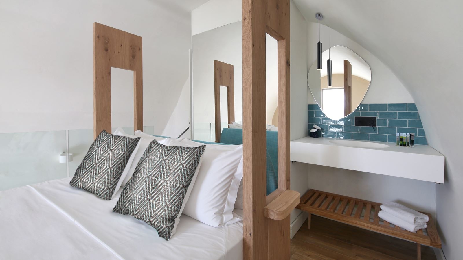 rooms-wellness-loft-pool-view-with-outdoor-heated-jacuzzi