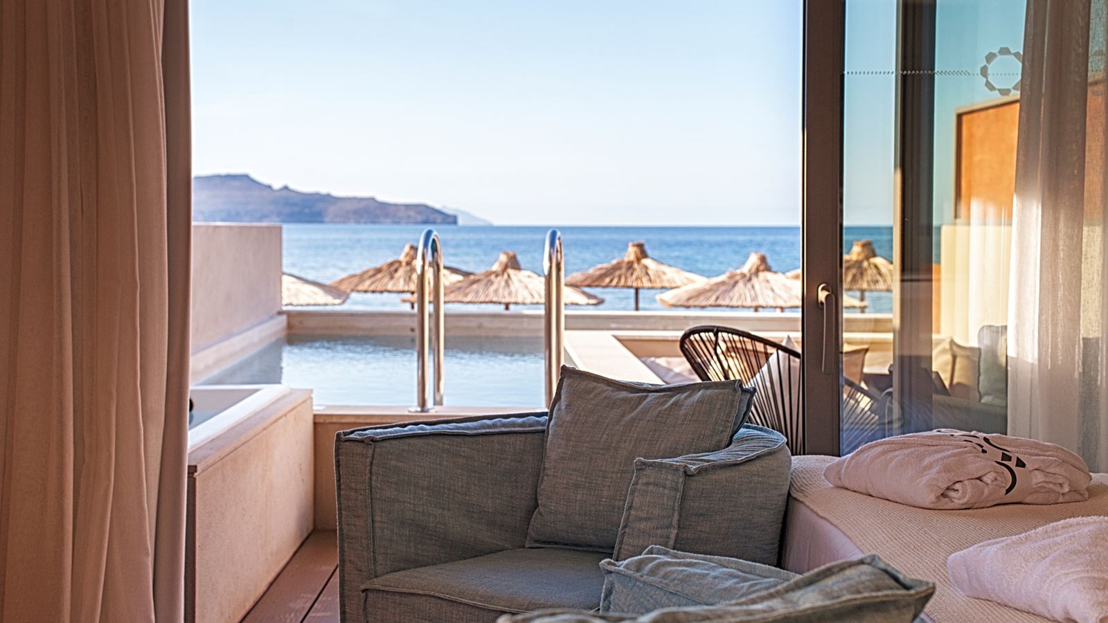 rooms-absolute-haven-sea-front-with-heated-private-pool