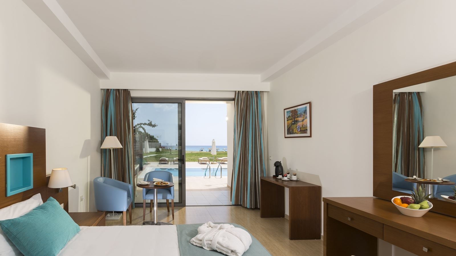 rooms-junior-suite-sharing-pool