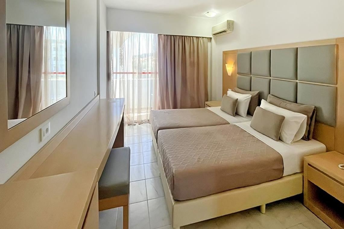 rooms-room-superior-balcony-or-terrace