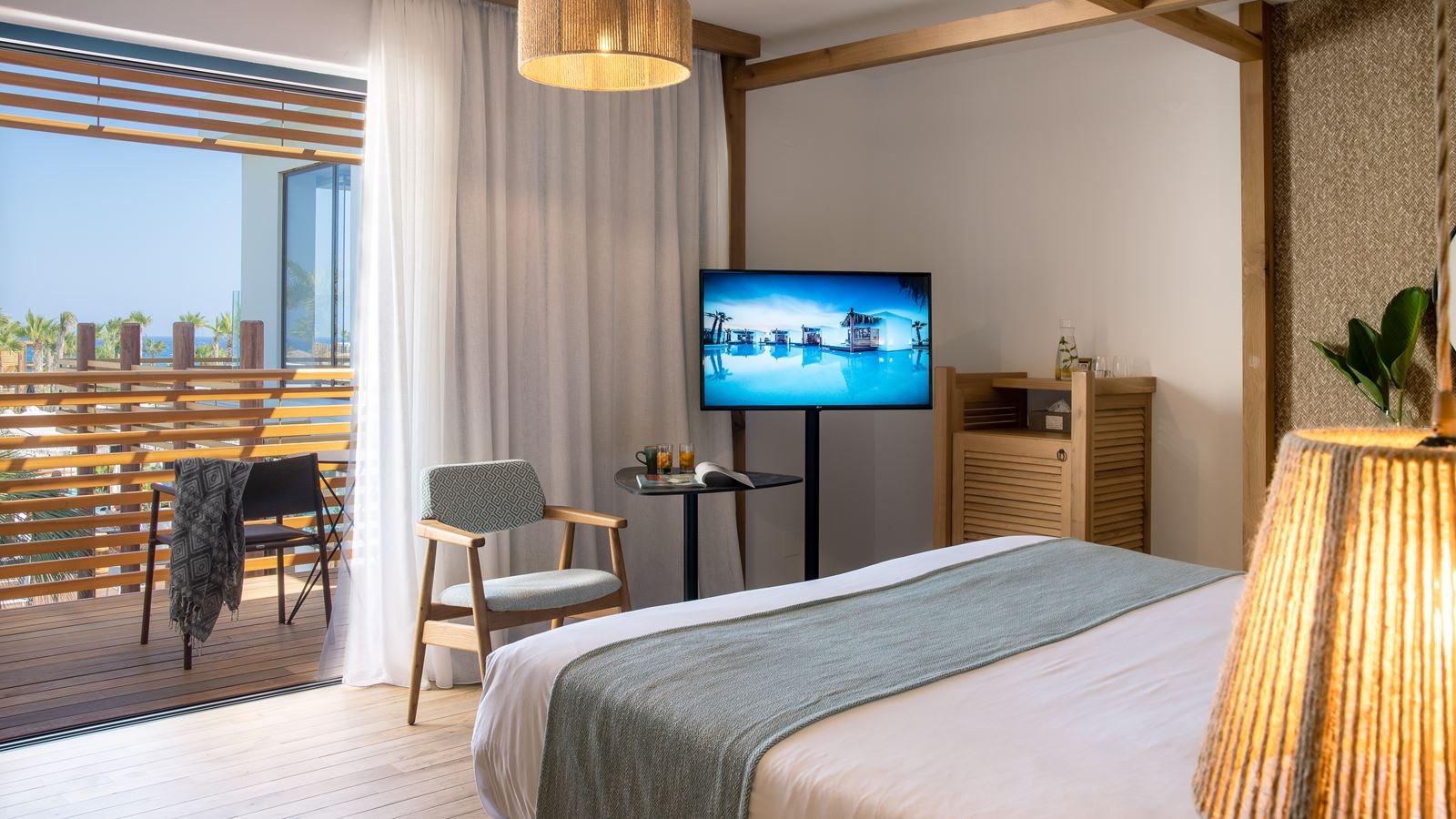 rooms-premium-pool-view