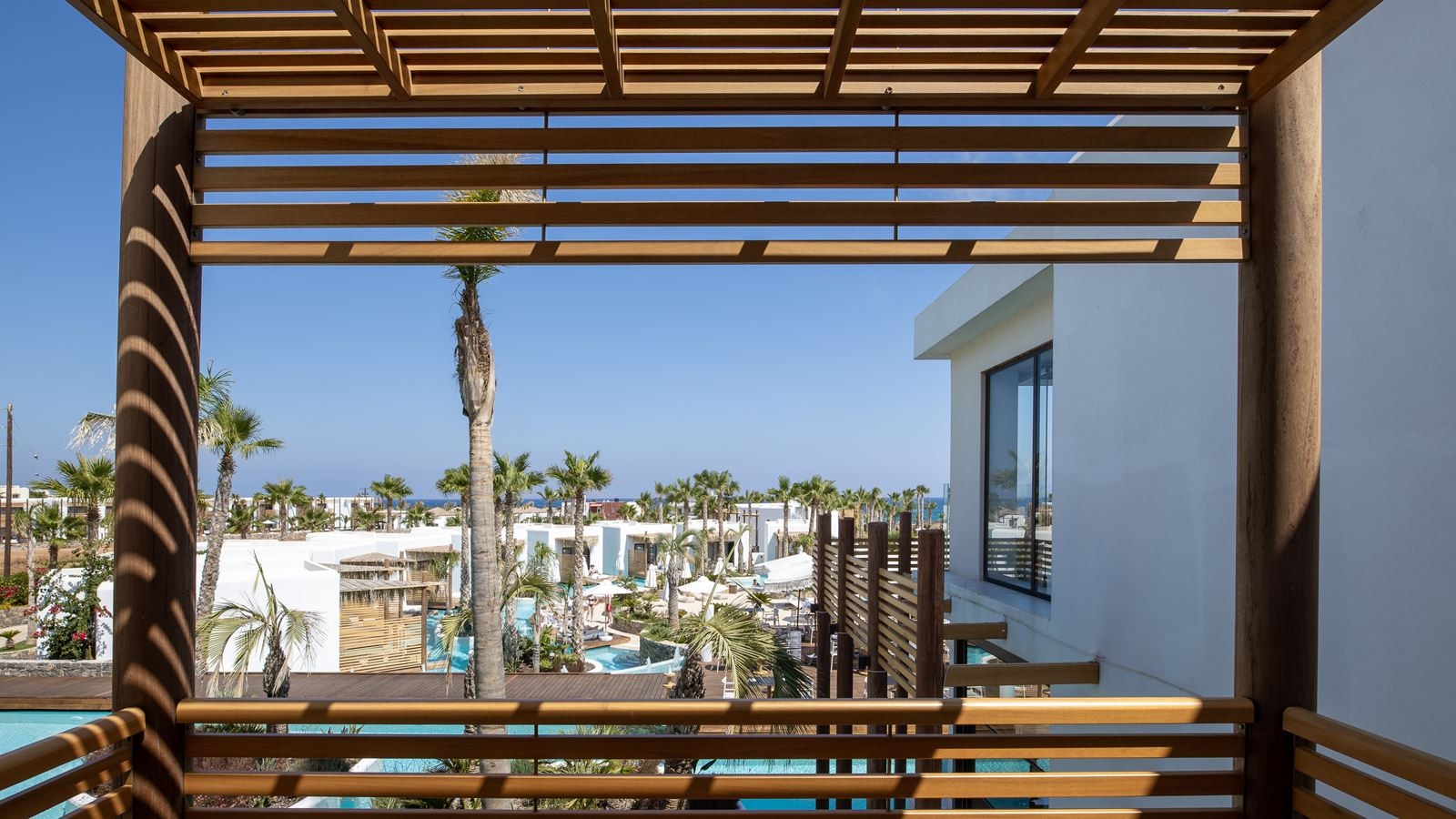 rooms-premium-pool-view