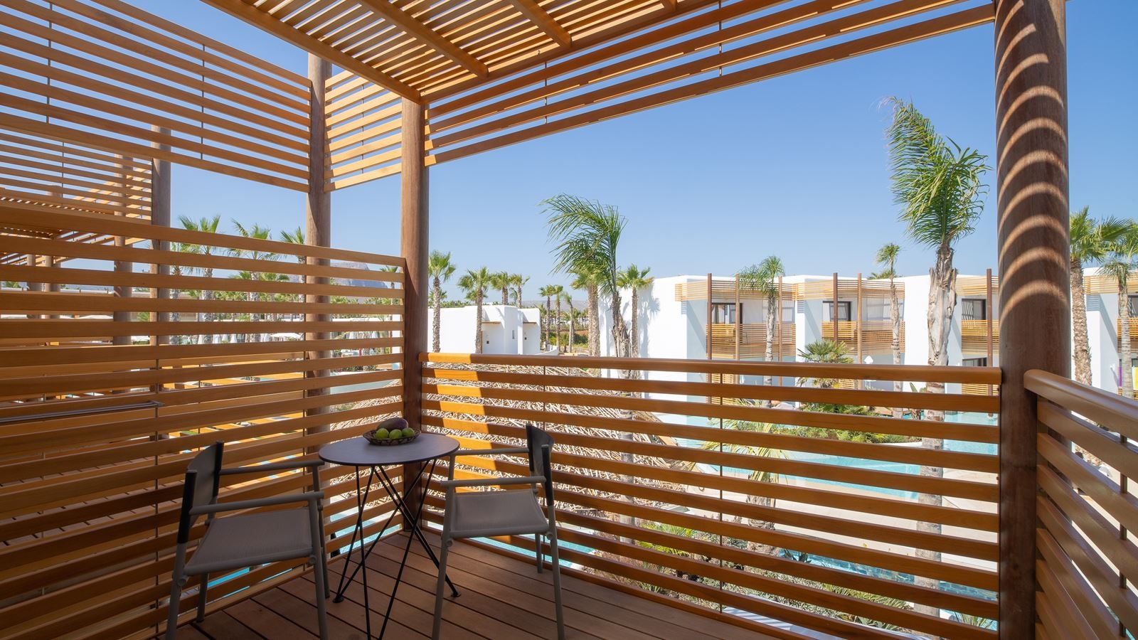 rooms-luxury-pool-view