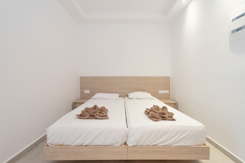 rooms-indoor-family-room-balcony-or--terrace