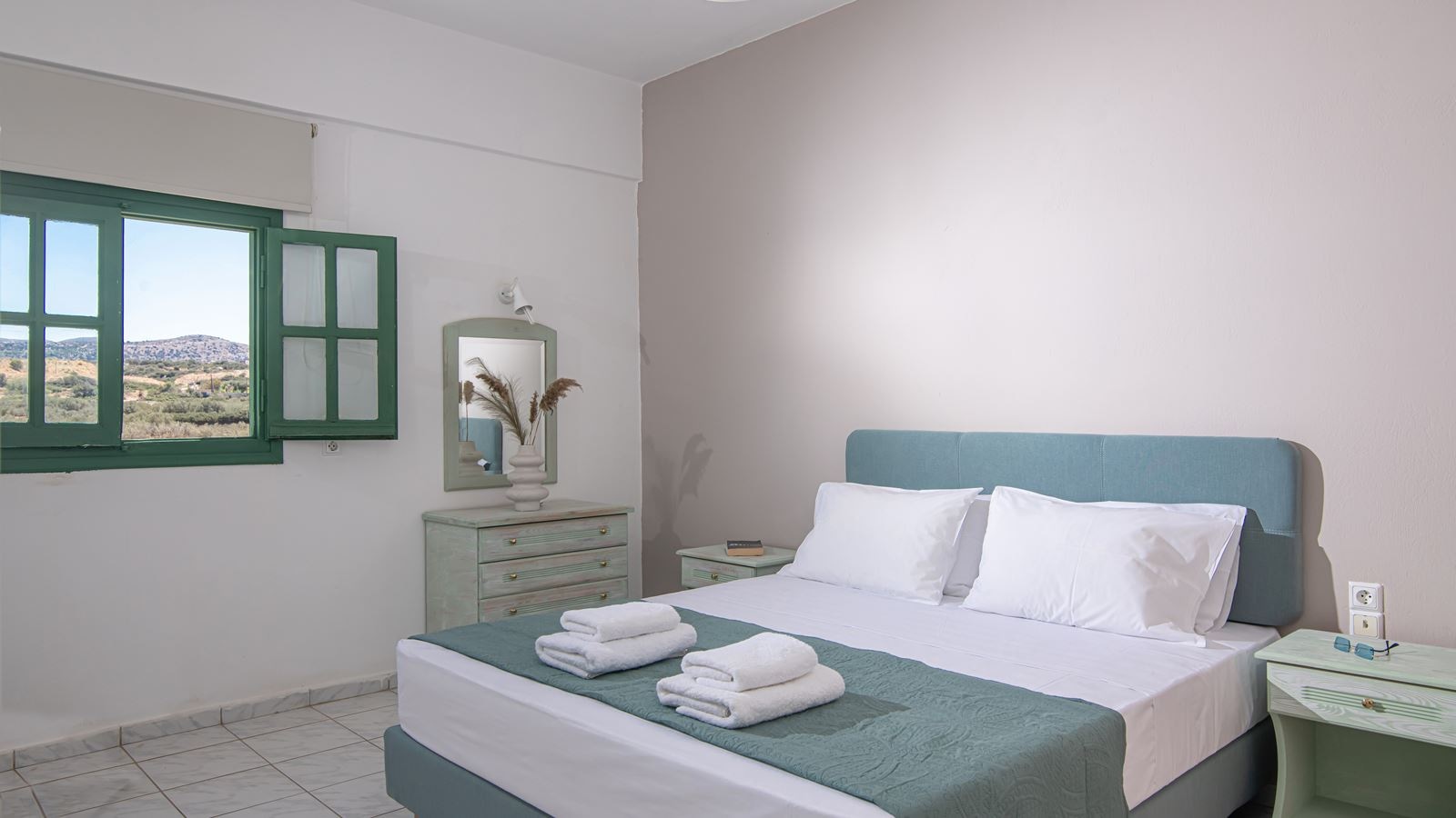 rooms-one-bedroom-apartment-with-garden-or-pool-view