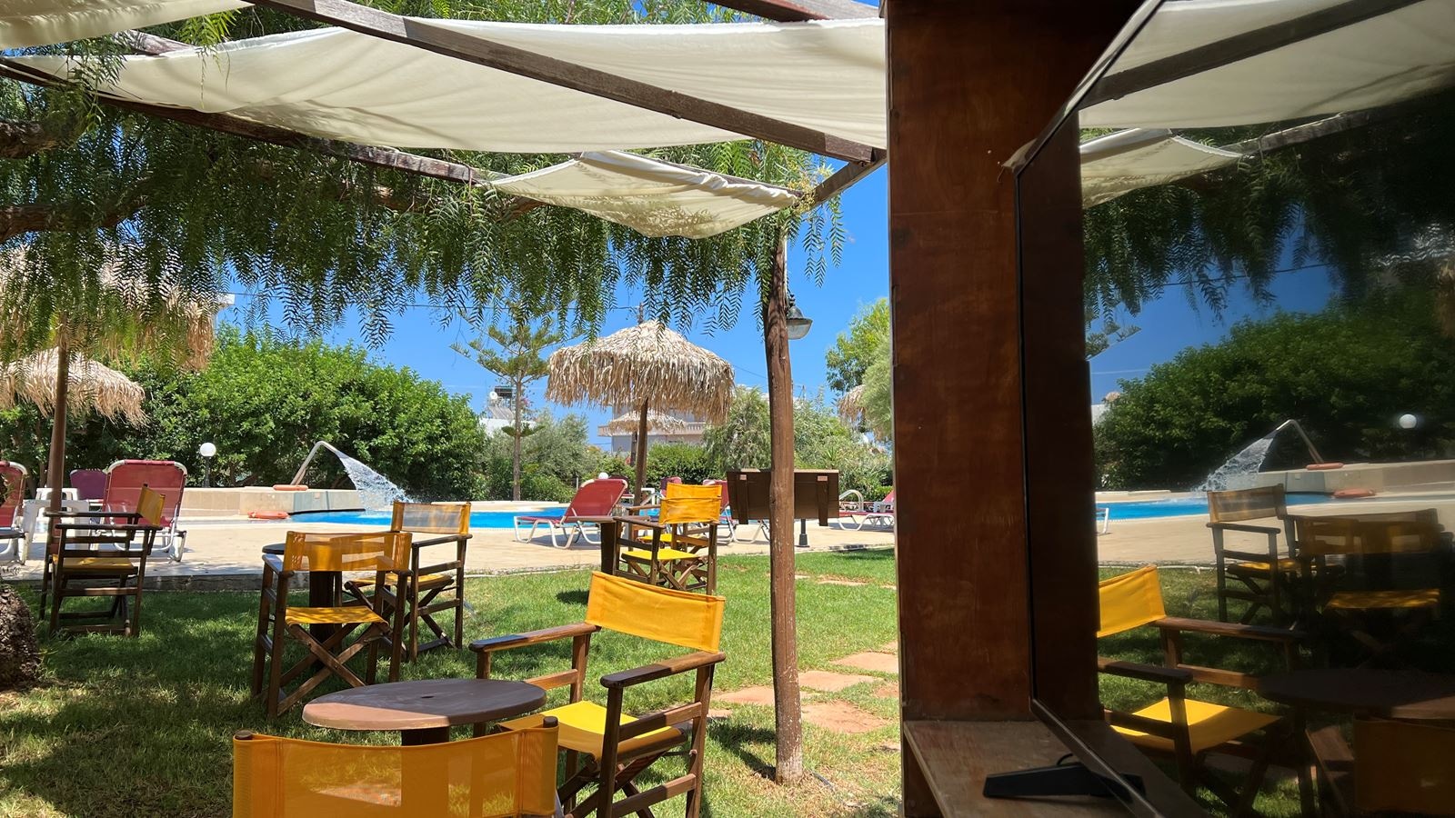 restaurants-breakfast-served-next-to-the-reception-area