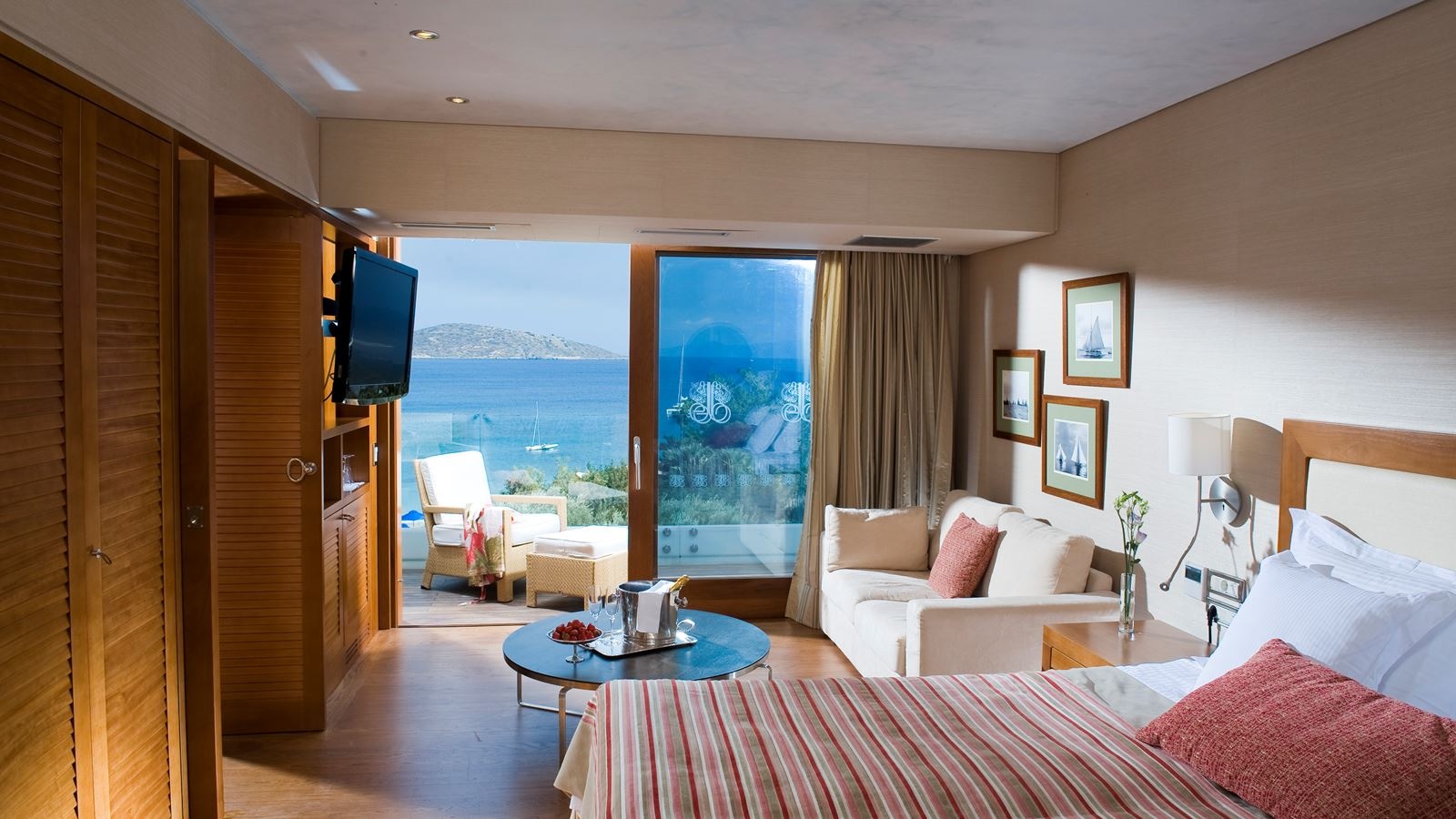 rooms-deluxe-hotel-suite-sea-view-2-bathrooms