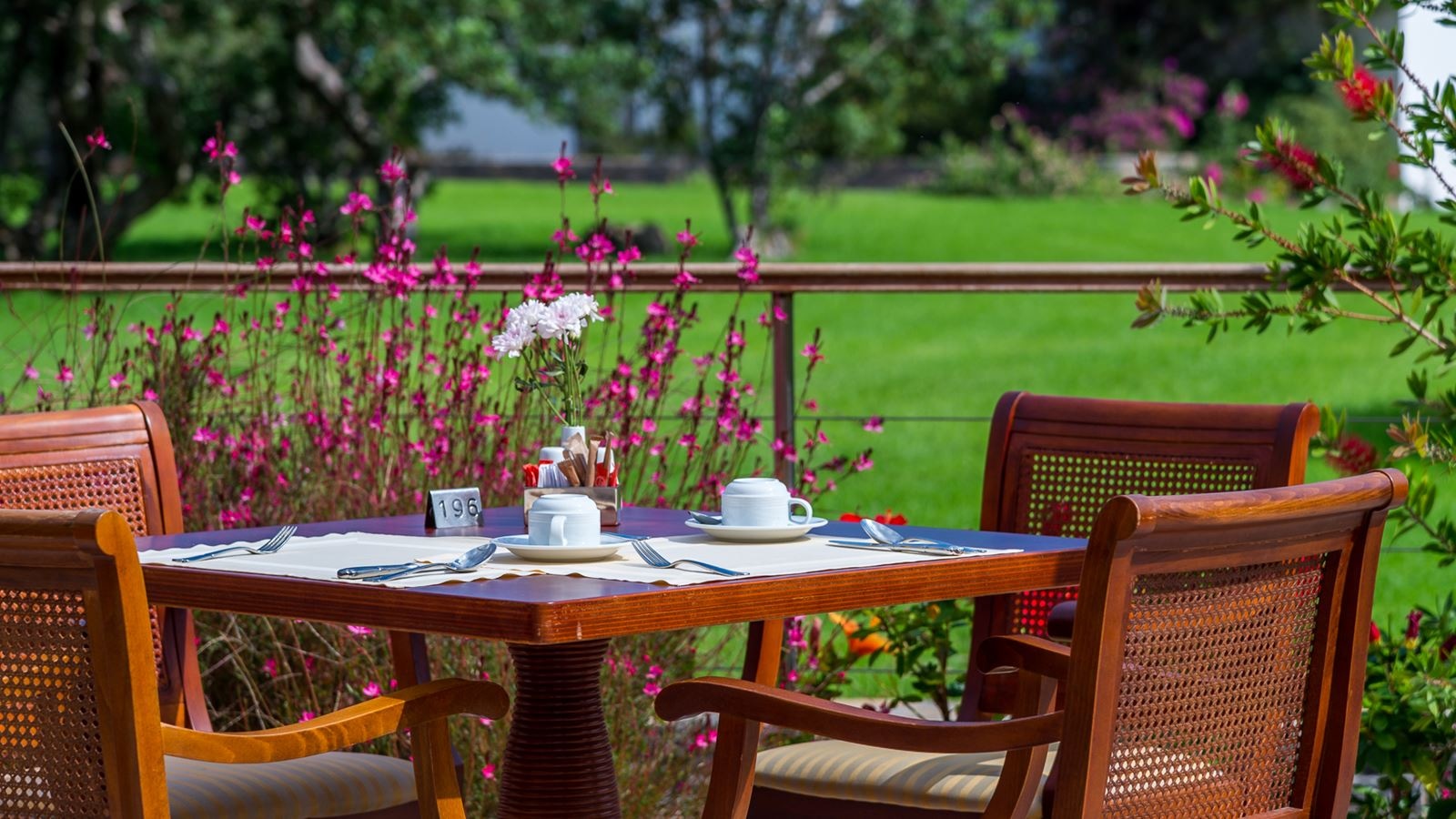 restaurants-aretoussa-main-restaurant