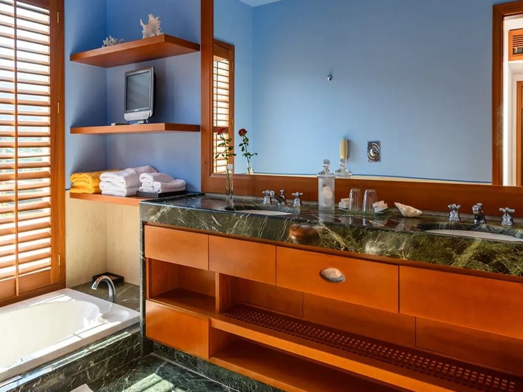 rooms-the-penthouse-suite-with-panoramic-sea-view