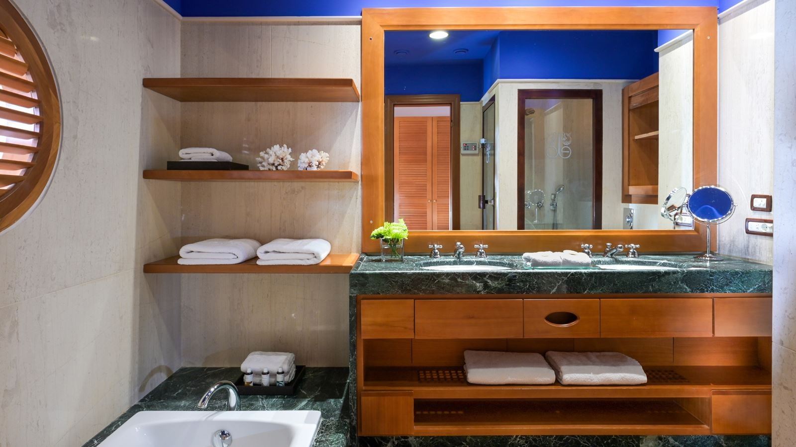 rooms-deluxe-room-spa-sea-view-sharing-pool