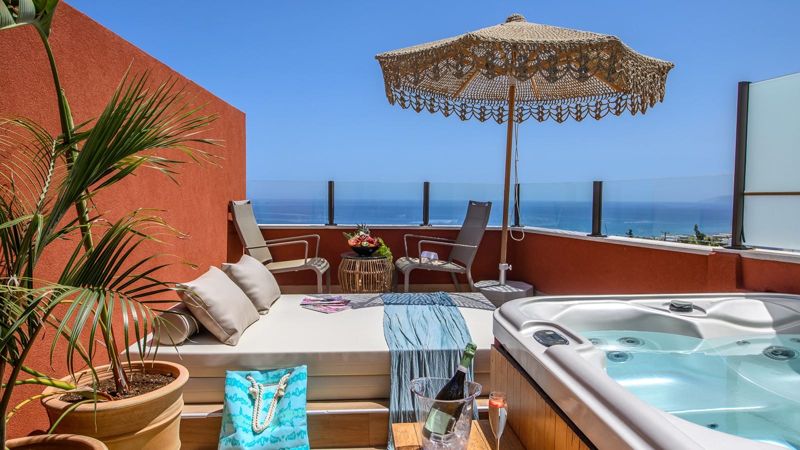 rooms-elite-suite-sea-view-outdoor-jacuzzi