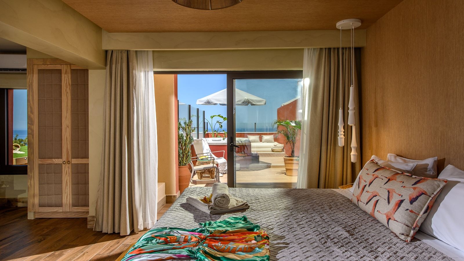 rooms-elite-suite-sea-view-outdoor-jacuzzi