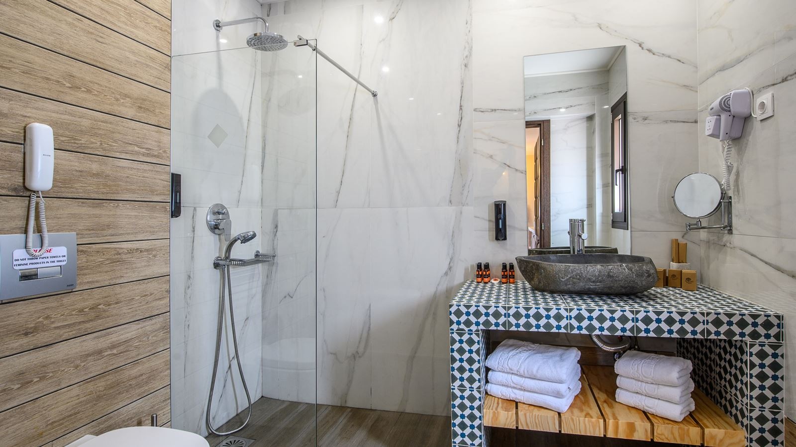 rooms-luxury-two-bedroom-suite-sea-view-outdoor-jacuzzi