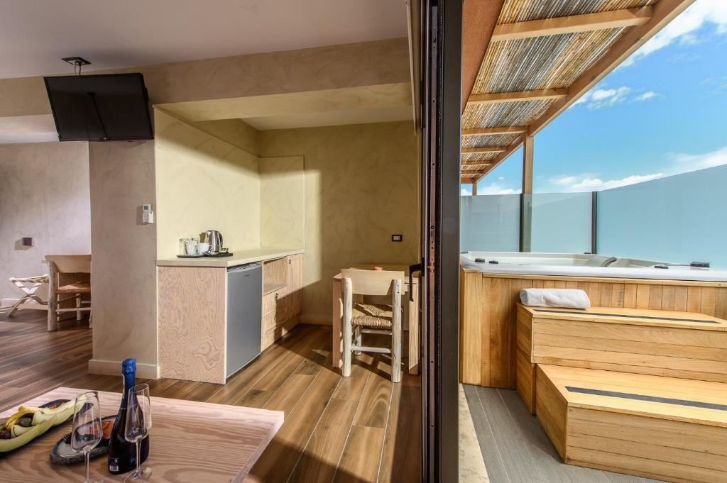 rooms-premium-room-sea-view-outdoor-jacuzzi