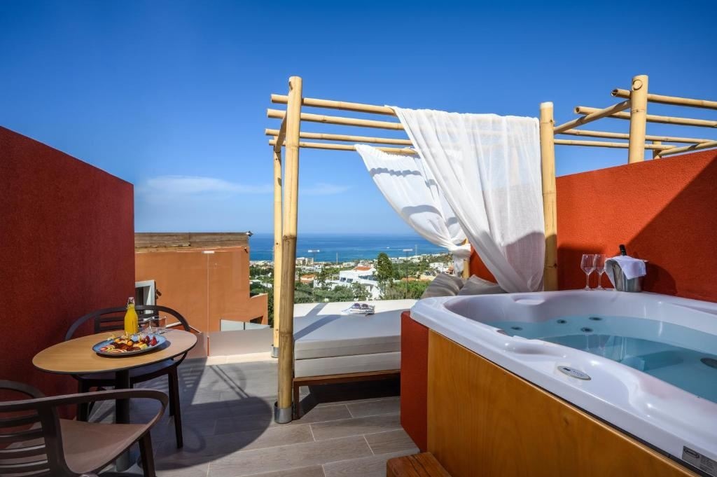 rooms-premium-room-sea-view-outdoor-jacuzzi