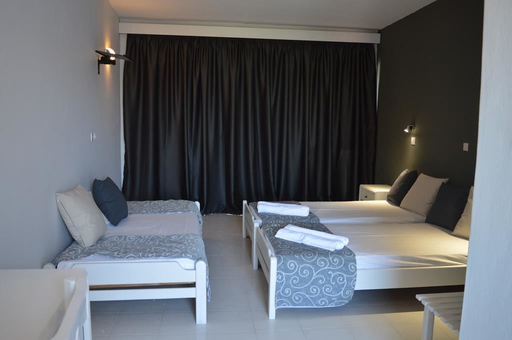 rooms-triple-room-balcony-or-terrace