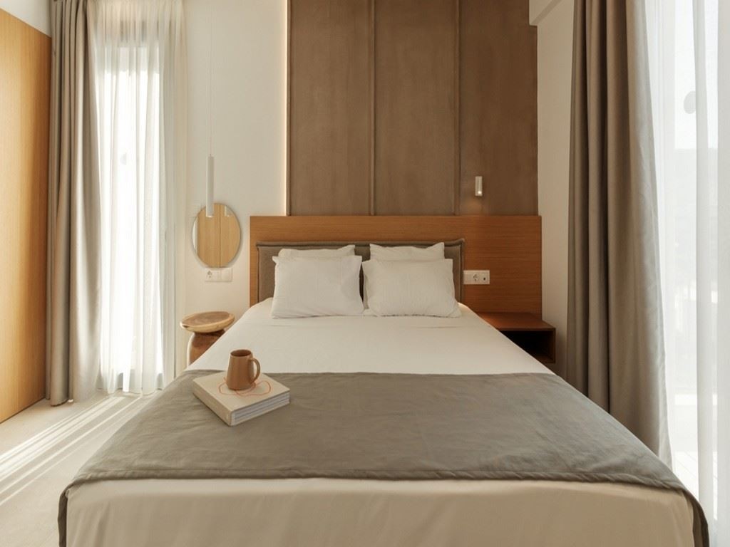 rooms-deluxe-pool-front