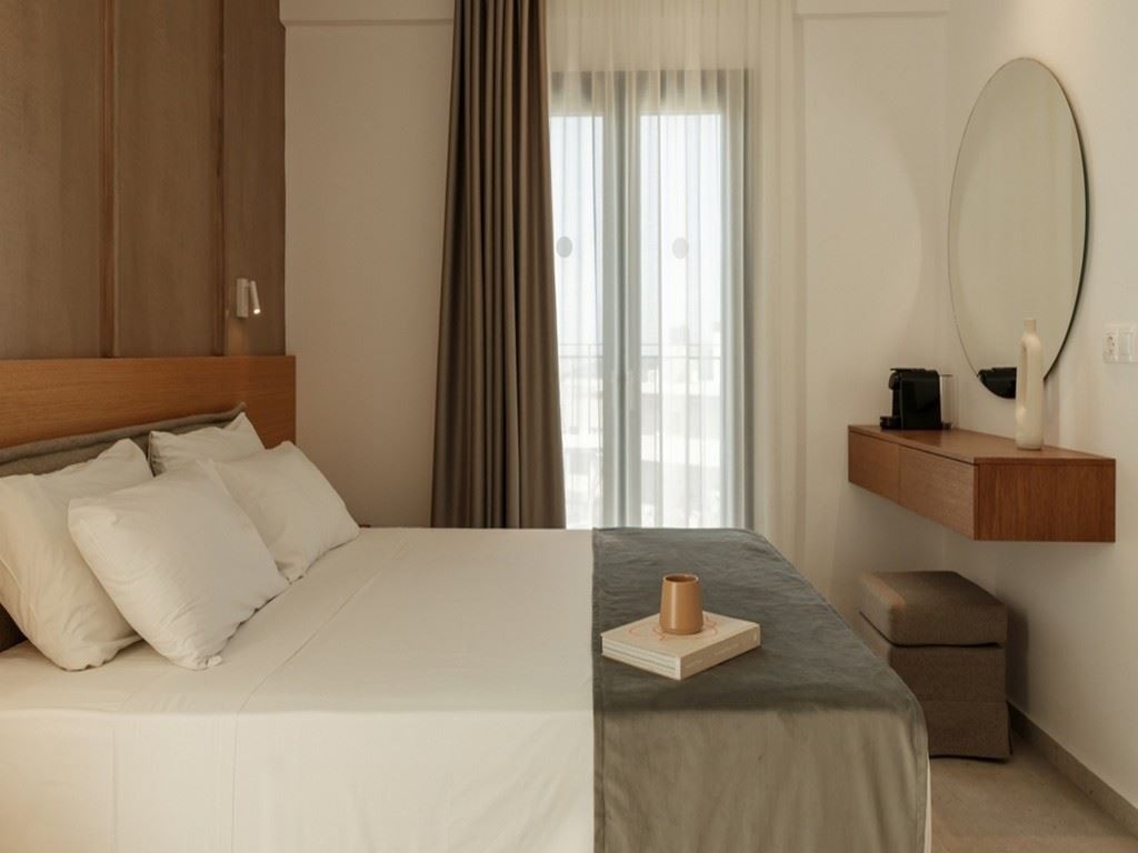rooms-deluxe-pool-front