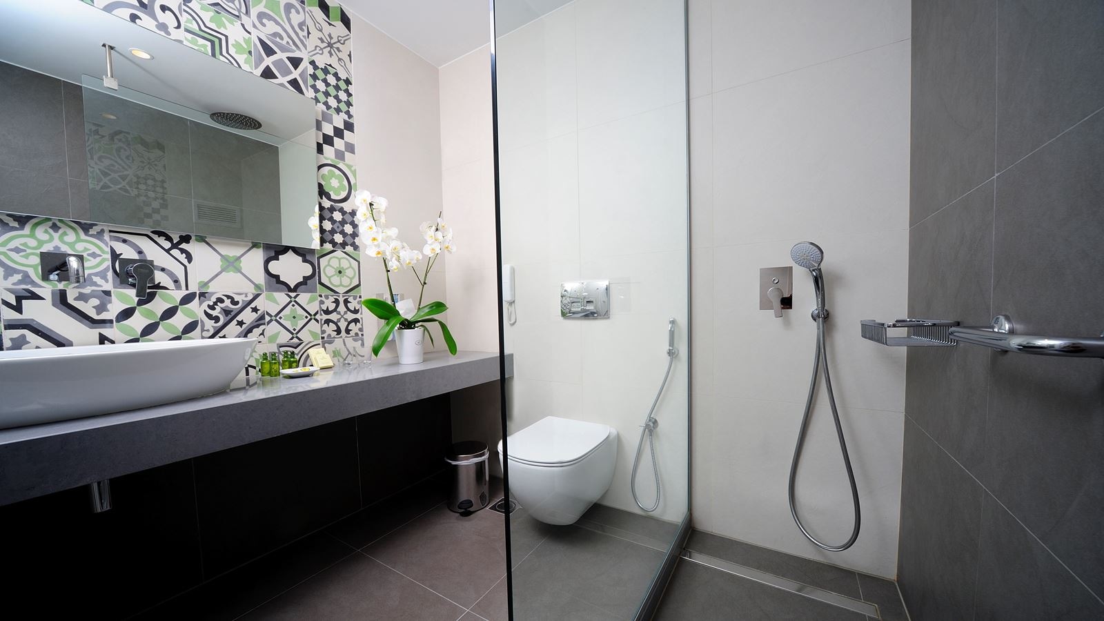 rooms-superior-room-land-view