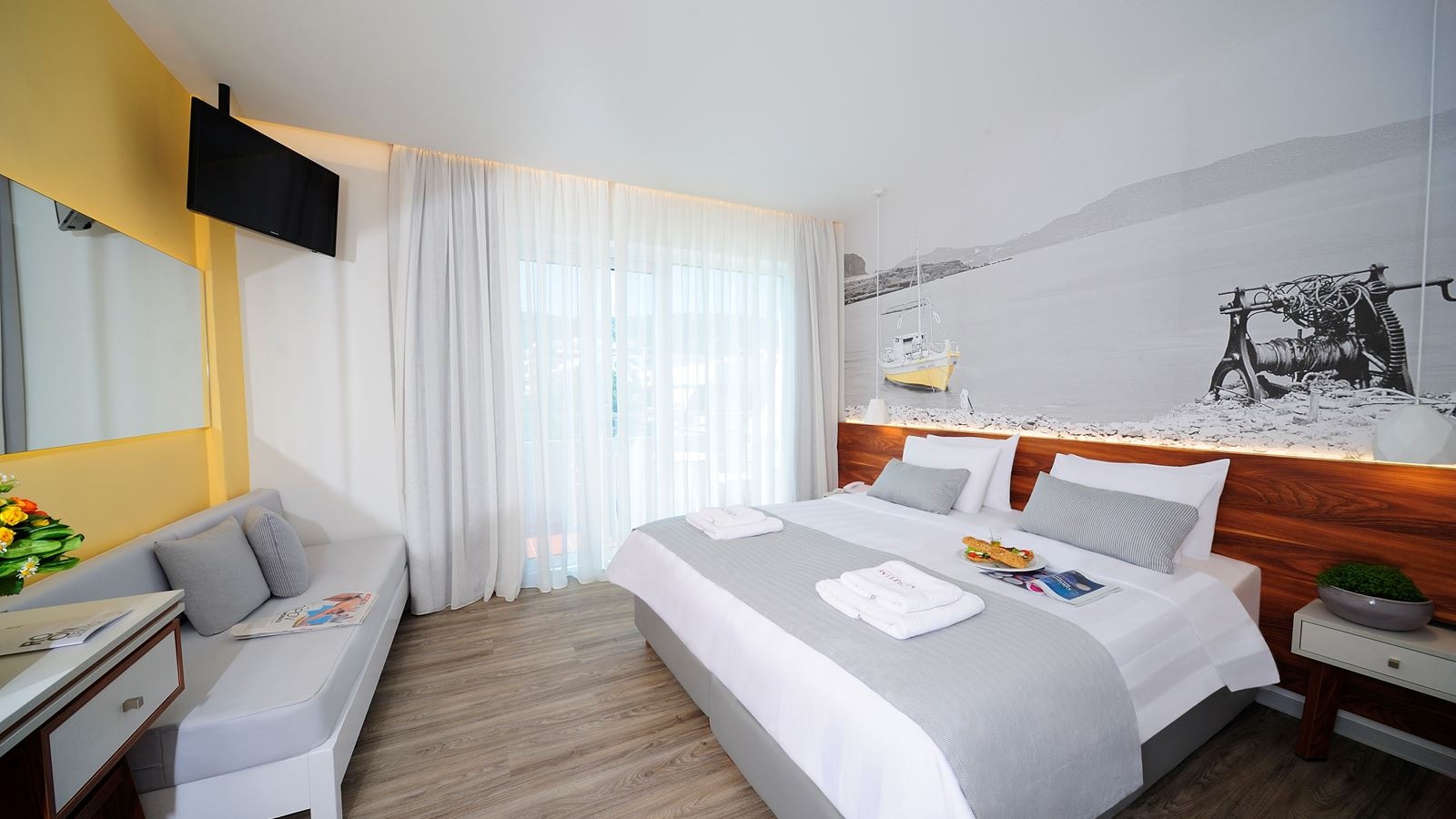 rooms-deluxe-room-pool-view