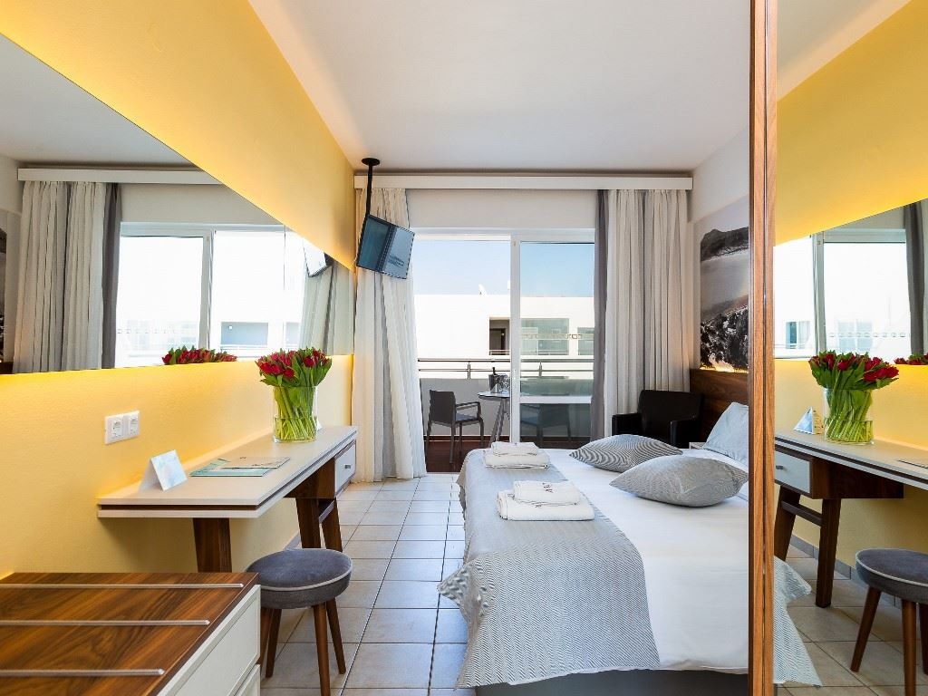 rooms-standard-room-pool-view