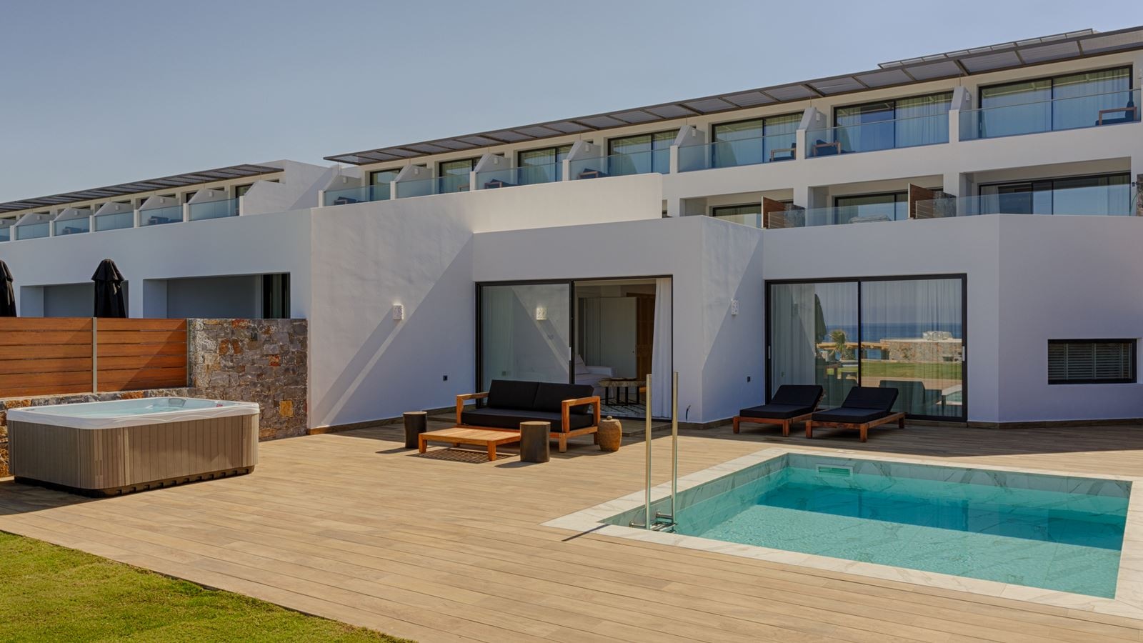 rooms-island-honeymoon-sea-front-suite-private-pool-outdoor-jacuzzi