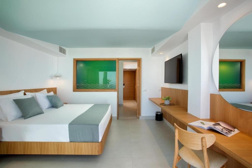 rooms-family-room-swim-up