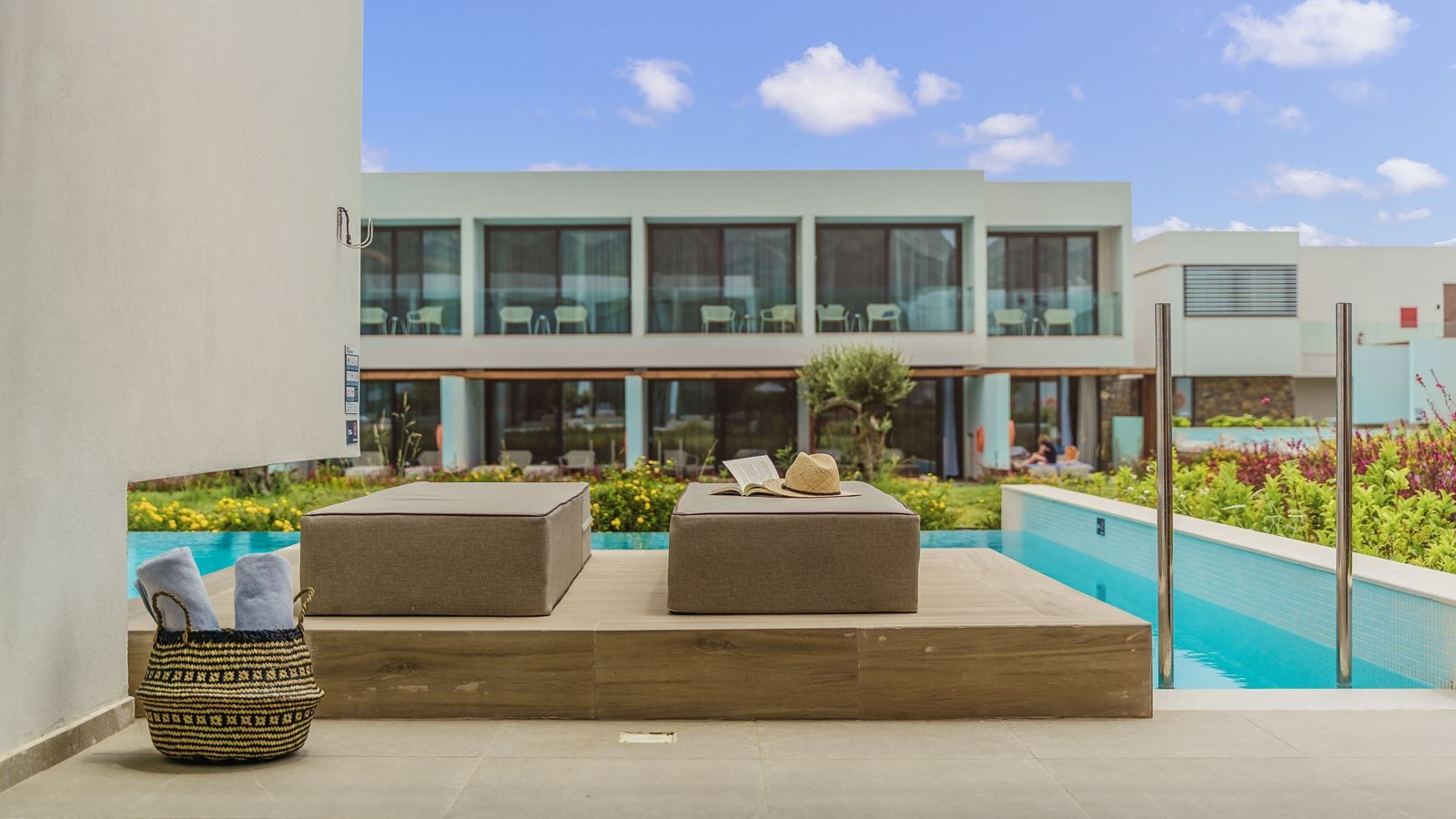 rooms-double-room-private-pool-garden-view