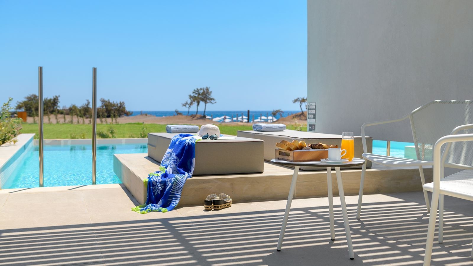 rooms-junior-suite-beachfront-privatepool